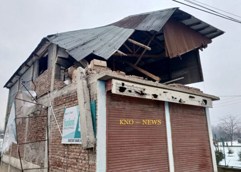 Hurriyat leader’s ‘illegal’ shoping complex demolished in Anantnag￼