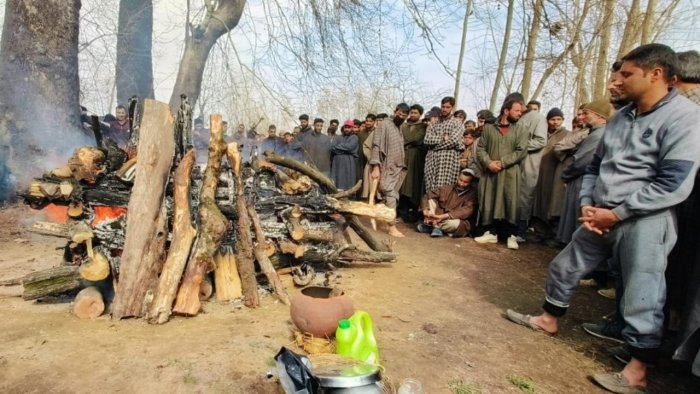 Muslims help perform last rites of Kashmiri Pandit in Pulwama￼