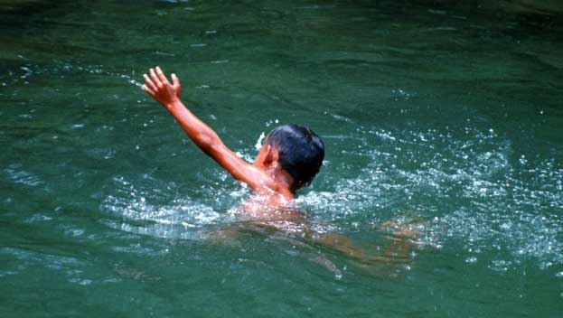 Kashmir: Minor feared drowned in Jhelum after alleged chase by forces