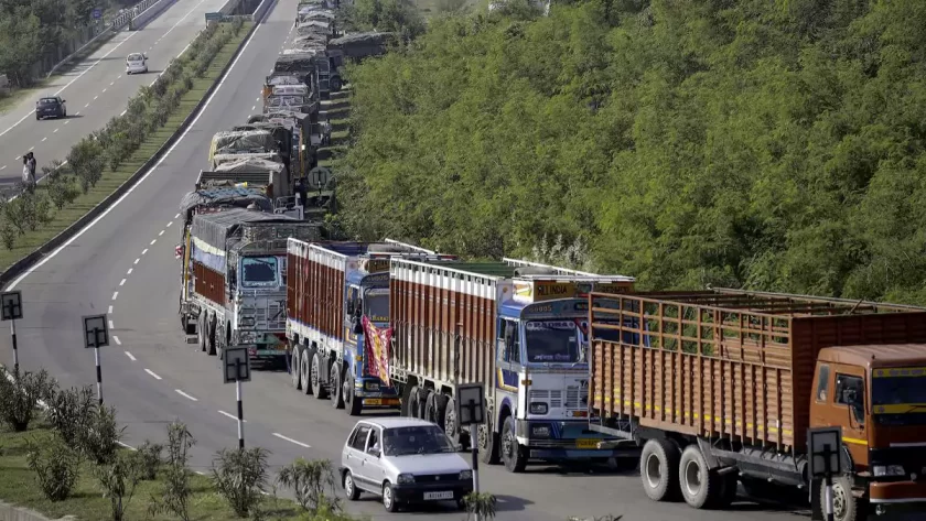 J&K HIGHWAY UPDATE: Traffic Resumes On Jammu-Srinagar Highway After Halt.