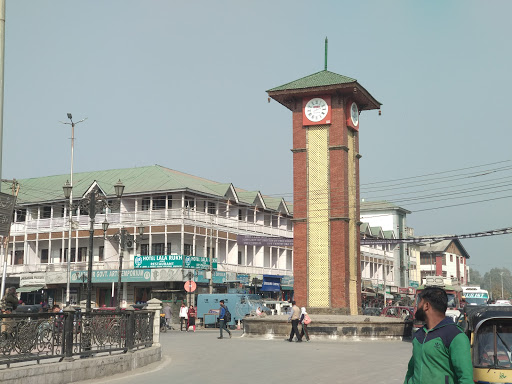 Lal Chowk Traders Resent Traffic Police Move To Stop Public Transport.