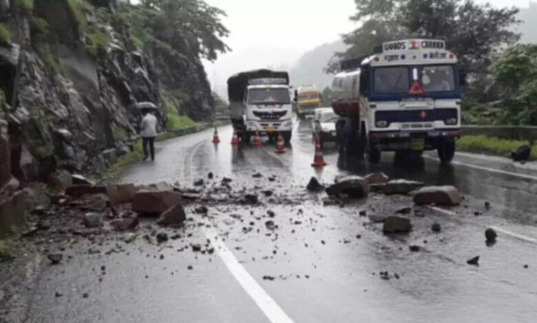 Jammu-Srinagar Highway Closed Due To Bad Weather.