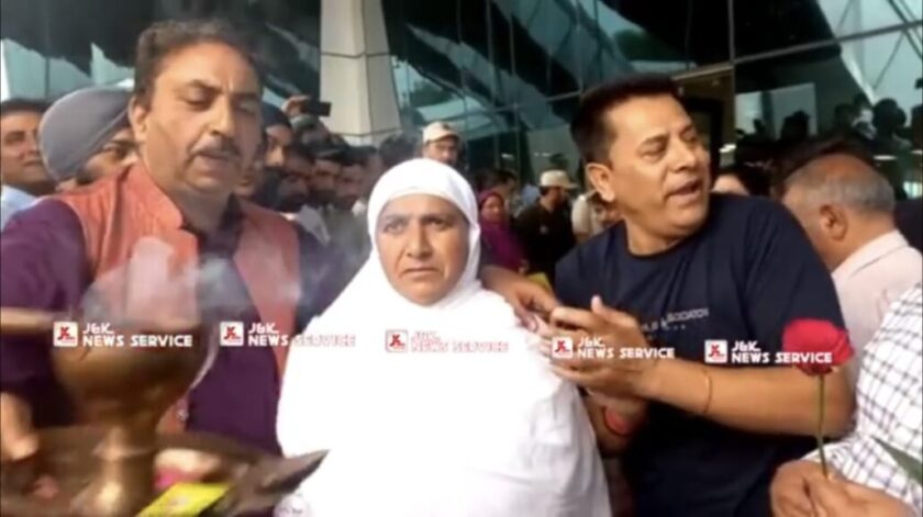 WATCH: Kashmiri Pandits Reciting Naats Welcome Hajj Pilgrims At Srinagar Airport; Seek Their Blessings.￼