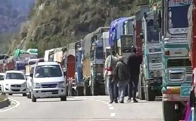 Fruit Growers, Dealers Thank LG Sinha For Issuing Directions Over Stoppage Of Trucks On National Highway.￼