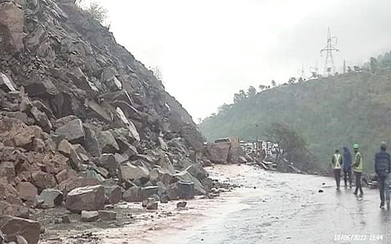 Jammu-Srinagar Highway Closed After Shooting Stones In Ramban.