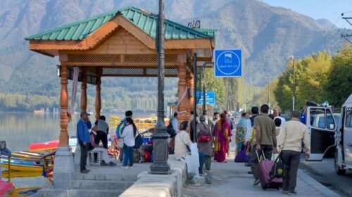 tourists visit kashmir