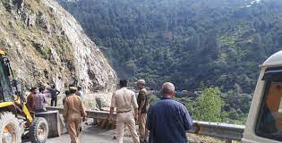 Mughal Road Blocked Due To Landslide, Several Vehicles Stranded.