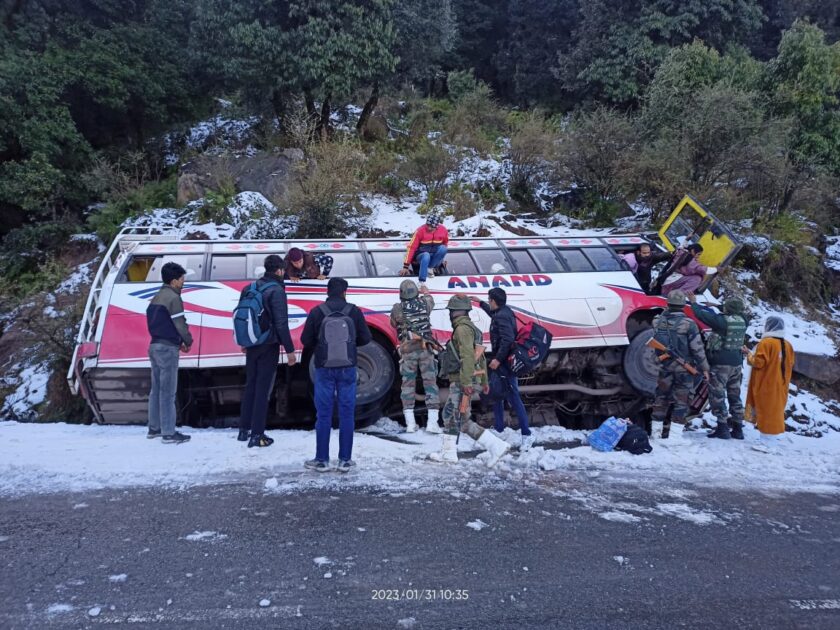 Bus turns on its side on Rajouri-Poonch highway, 25 passengers escape unhurt￼