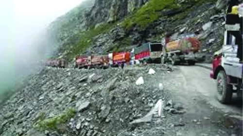 2 vehicles damaged, traffic disrupted on Srinagar-Jammu highway after landslide in Ramban Kashmirdigits